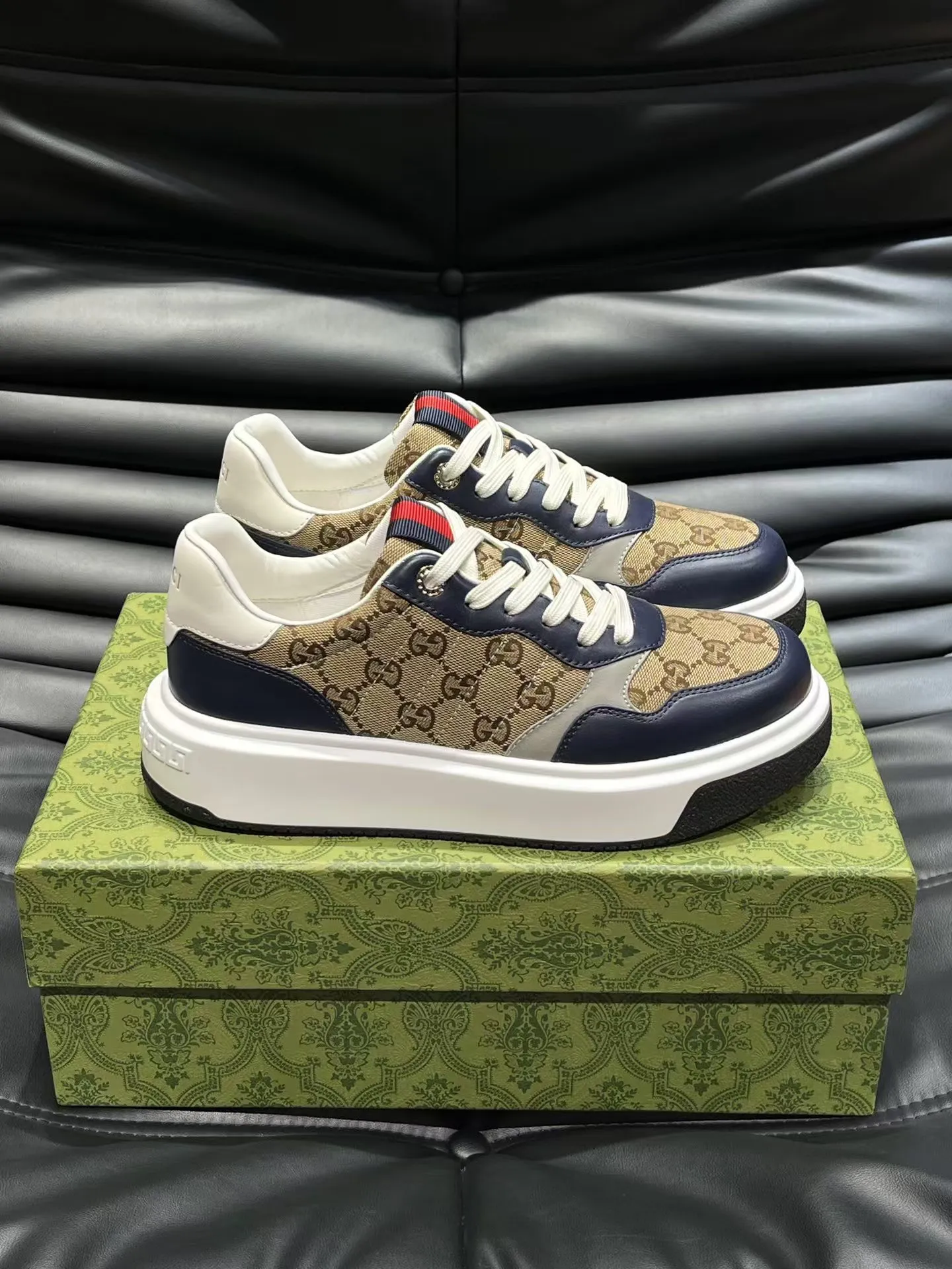 P440 new men's shoes GUCCI [Lightning] latest shoes are shipped. Original quality, fashionable, special materials, sheepskin lining, new packaging. The foot feels super comfortable and the workmanship is impeccable. Size: 38-45, dark blue